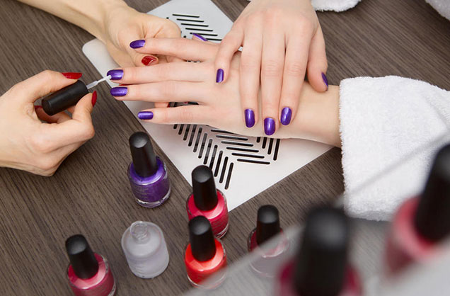 Skillnaden mellan nagellack och nagellackslim